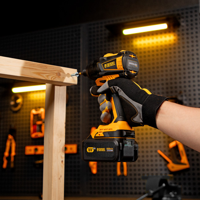 Винтоверт ударный аккумуляторный бесщет CID-IB-200-0, 18В Li-Ion Denzel в Новосибирске