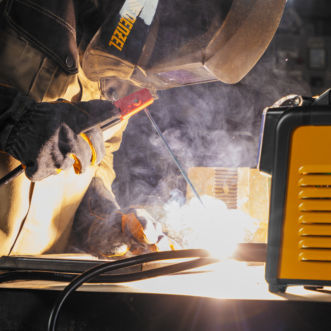 Аппарат инвертор. дуговой сварки SDM-220 Top, 220 А, ПВ 60% кейс Denzel в Новосибирске