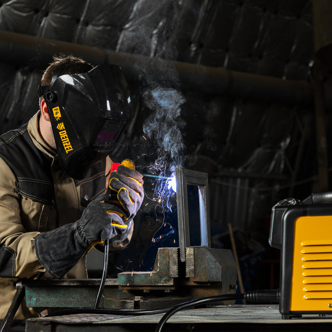 Аппарат инвертор. дуговой сварки SDM-220 Top, 220 А, ПВ 60% кейс Denzel в Новосибирске