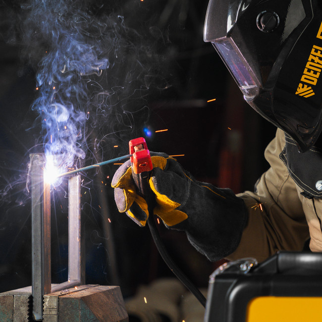 Аппарат инвертор. дуговой сварки SDM-220 Top, 220 А, ПВ 60% кейс Denzel в Новосибирске