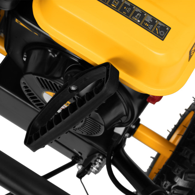 Бензиновая снегоуборочная машина SBM 610, 212 cc, ручной старт, фара Denzel в Новосибирске