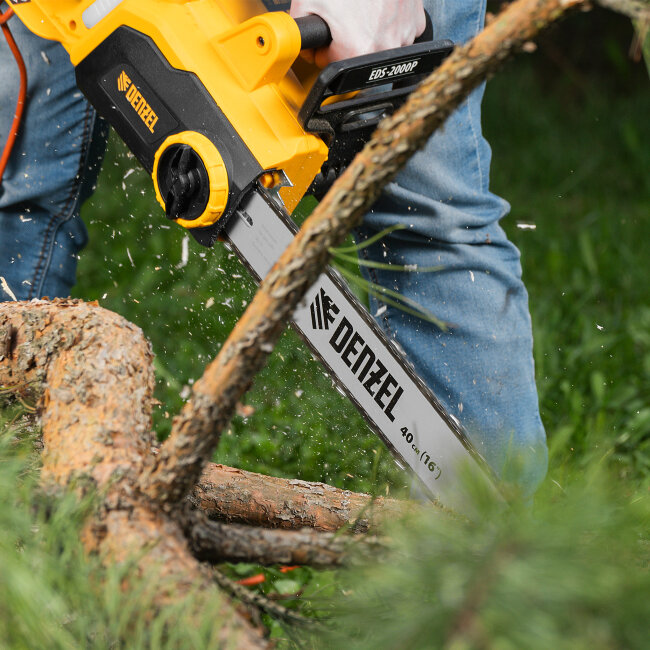 Пила цепная электрическая EDS-2000P, 2 кВт,поперечная, шина 40 см, шаг 3/8, паз 1.3 мм, 57 звеньев Denzel в Новосибирске