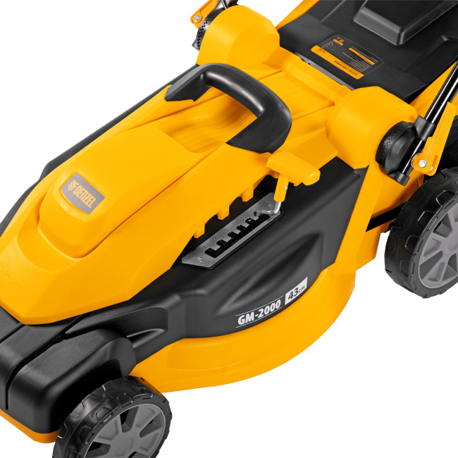 Газонокосилка электрическая GM-2000, 2000 Вт, ширина 43 см, 6 уровней, травосборник 45 л. Denzel в Новосибирске