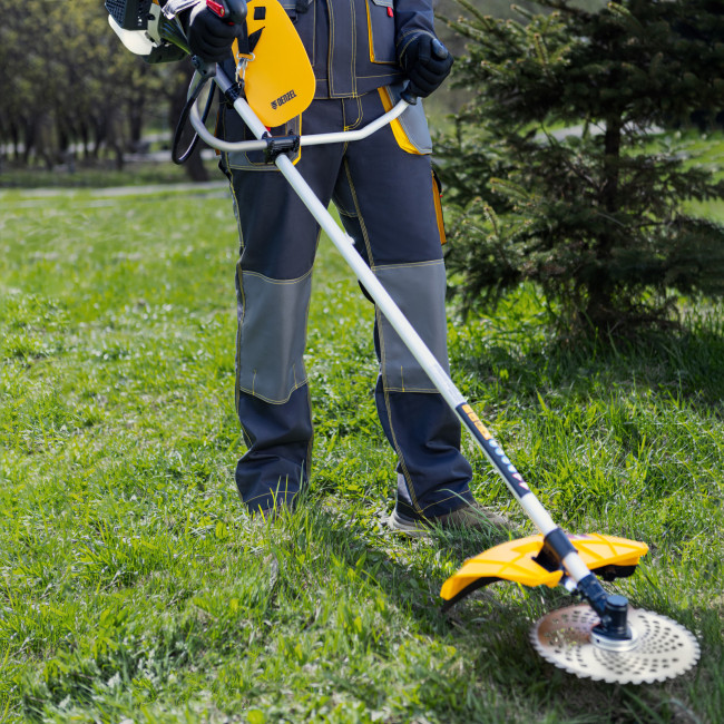 Триммер бензиновый DGT 330, 33 см3, 1.8 л. с, неразъемная штанга, состоит из 2 частей Denzel в Новосибирске