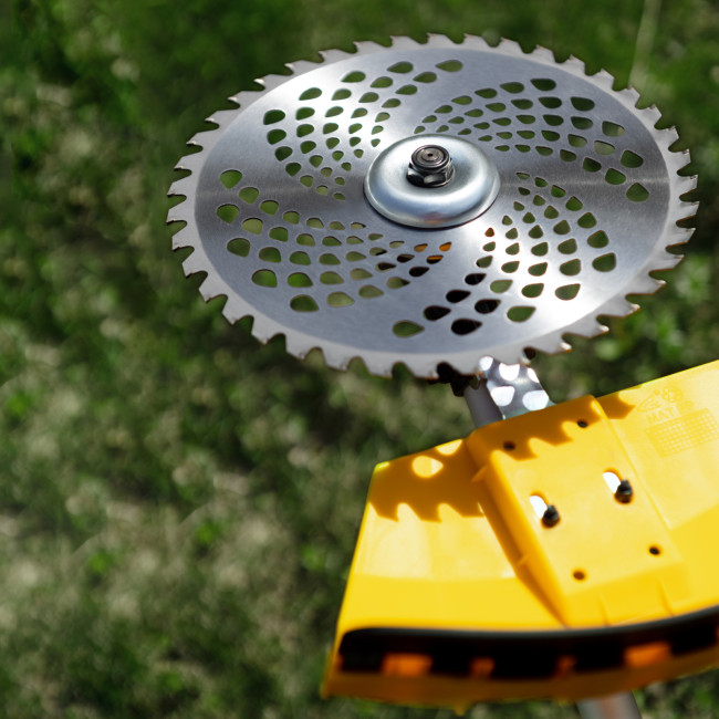 Триммер бензиновый DGT 330, 33 см3, 1.8 л. с, неразъемная штанга, состоит из 2 частей Denzel в Новосибирске