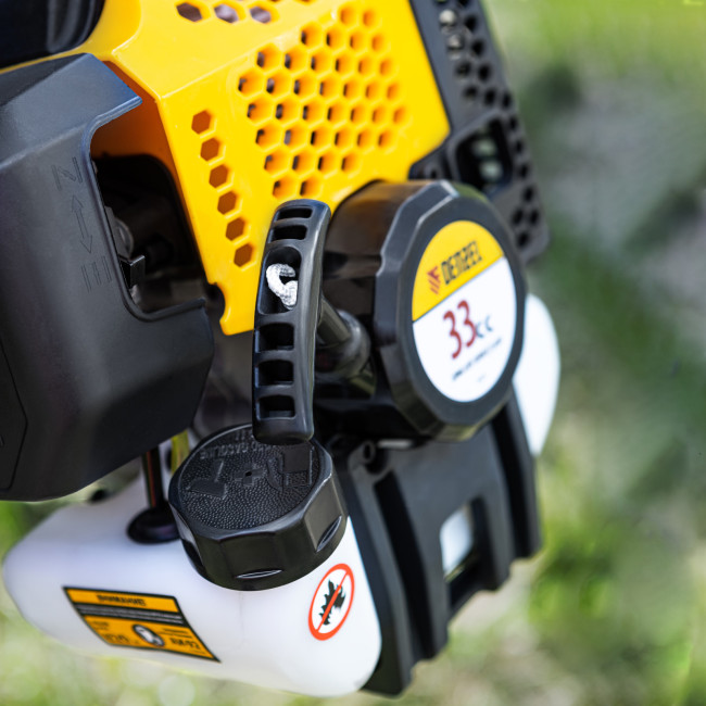 Триммер бензиновый DGT 330, 33 см3, 1.8 л. с, неразъемная штанга, состоит из 2 частей Denzel в Новосибирске