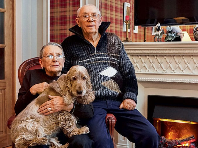 Каминокомплект Alexandria - Махагон коричневый антик с очагом Brookline Black в Новосибирске