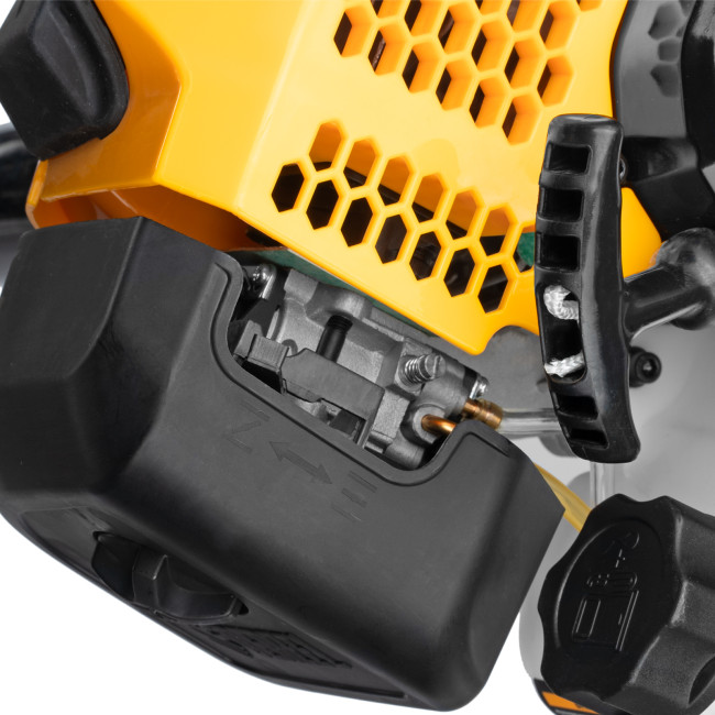 Триммер бензиновый DGT-52-PRO, анти-вибро, 52 см3, неразъем, состоит из 2 частей Denzel в Новосибирске